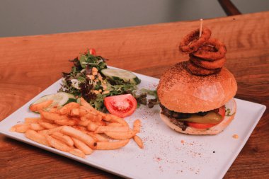 Taze sebzeli ev yapımı hamburger.