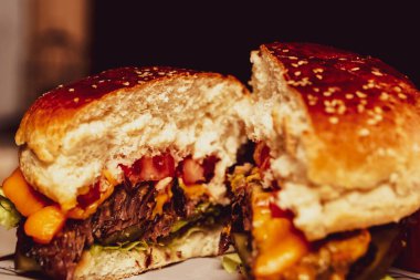 Taze sebzeli ev yapımı hamburger.