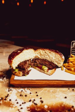 Taze sebzeli ev yapımı hamburger.