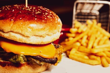 Taze sebzeli ev yapımı hamburger.