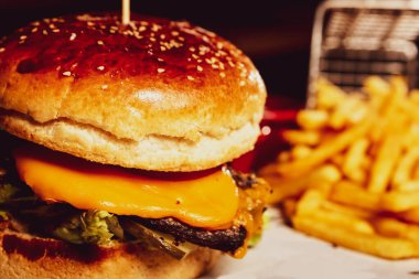 Taze sebzeli ev yapımı hamburger.