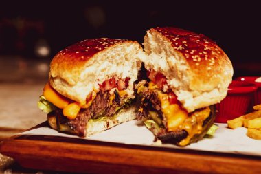 Taze sebzeli ev yapımı hamburger.