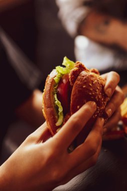 Taze sebzeli ev yapımı hamburger.