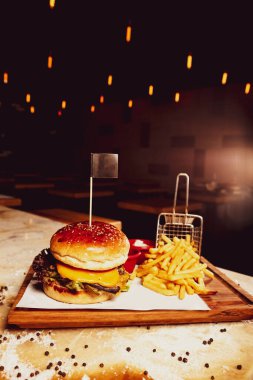 Taze sebzeli ev yapımı hamburger.