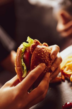 Taze sebzeli ev yapımı hamburger.