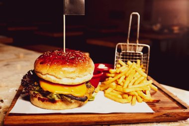 Taze sebzeli ev yapımı hamburger.