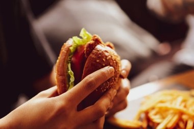 Taze sebzeli ev yapımı hamburger.