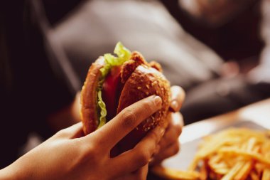 Taze sebzeli ev yapımı hamburger.