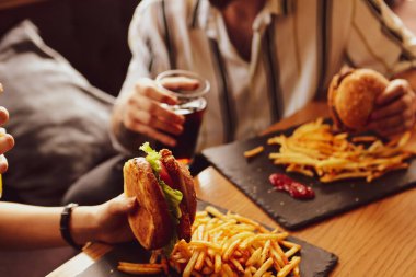 Taze sebzeli ev yapımı hamburger.