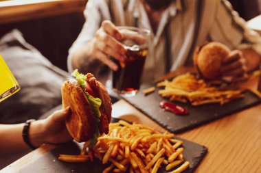Taze sebzeli ev yapımı hamburger.