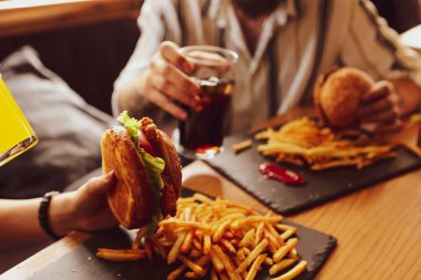 Taze sebzeli ev yapımı hamburger.