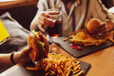 Taze sebzeli ev yapımı hamburger.