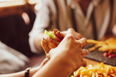 Taze sebzeli ev yapımı hamburger.