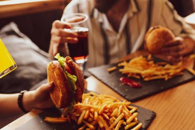 Taze sebzeli ev yapımı hamburger.