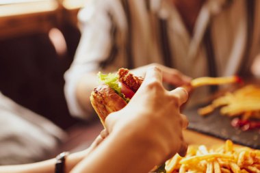 Taze sebzeli ev yapımı hamburger.