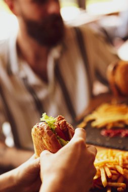 Taze sebzeli ev yapımı hamburger.