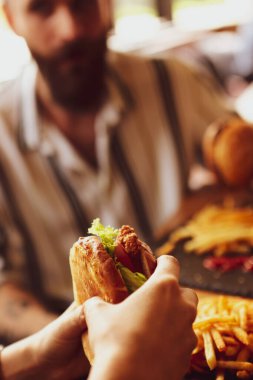 Taze sebzeli ev yapımı hamburger.