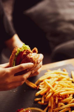 Taze sebzeli ev yapımı hamburger.