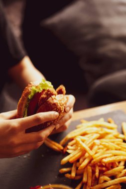 Taze sebzeli ev yapımı hamburger.