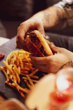 Taze sebzeli ev yapımı hamburger.