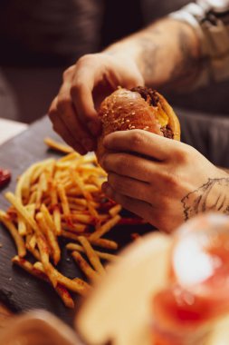 Taze sebzeli ev yapımı hamburger.