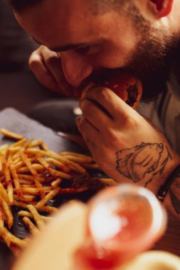 Taze sebzeli ev yapımı hamburger.