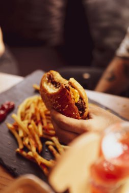 Taze sebzeli ev yapımı hamburger.