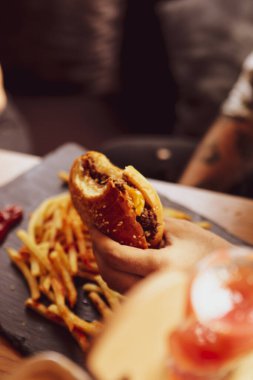 Taze sebzeli ev yapımı hamburger.