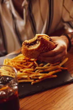 Taze sebzeli ev yapımı hamburger.