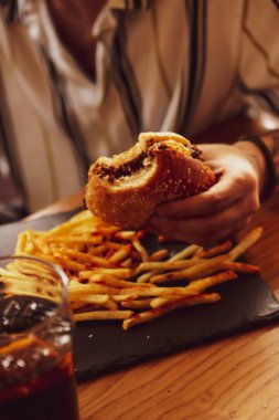 Taze sebzeli ev yapımı hamburger.