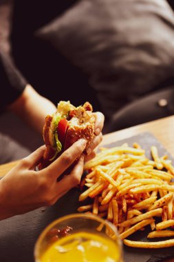 Taze sebzeli ev yapımı hamburger.