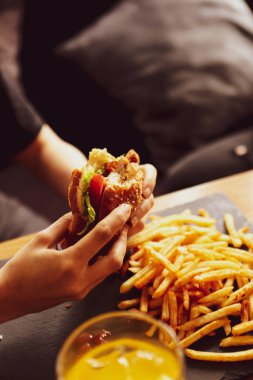 Taze sebzeli ev yapımı hamburger.