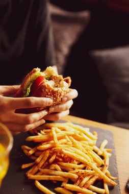 Taze sebzeli ev yapımı hamburger.