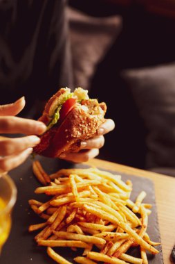 Taze sebzeli ev yapımı hamburger.