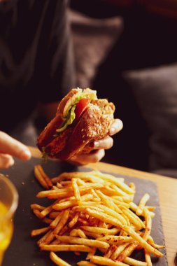 Taze sebzeli ev yapımı hamburger.