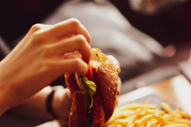 Taze sebzeli ev yapımı hamburger.