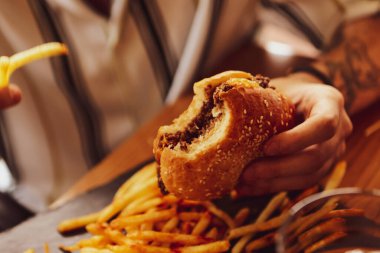 Taze sebzeli ev yapımı hamburger.