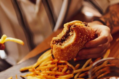 Taze sebzeli ev yapımı hamburger.