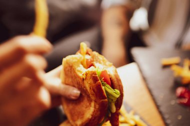 Taze sebzeli ev yapımı hamburger.