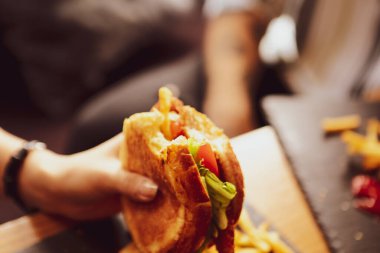 Taze sebzeli ev yapımı hamburger.