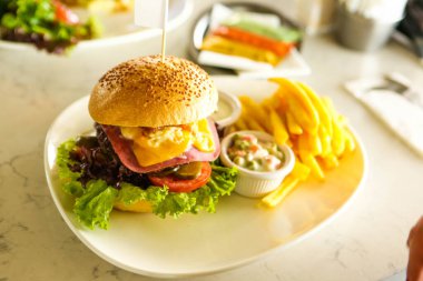 Taze sebzeli ev yapımı hamburger.