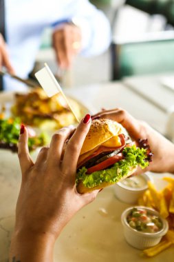 Taze sebzeli ev yapımı hamburger.
