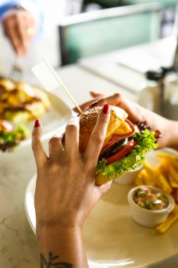 Taze sebzeli ev yapımı hamburger.