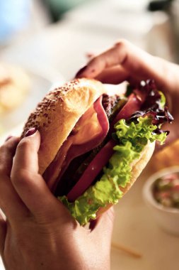 Taze sebzeli ev yapımı hamburger.