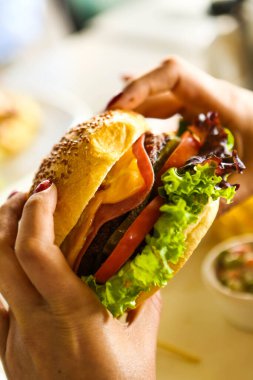 Taze sebzeli ev yapımı hamburger.