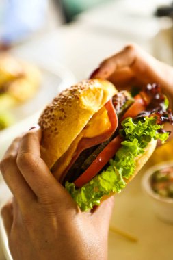 Taze sebzeli ev yapımı hamburger.