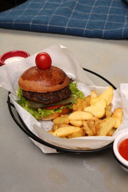 Taze sebzeli ev yapımı hamburger.