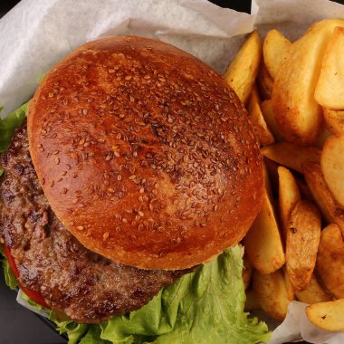 Taze sebzeli ev yapımı hamburger.