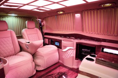 Lüks modern pembe araba iç mimarisi.