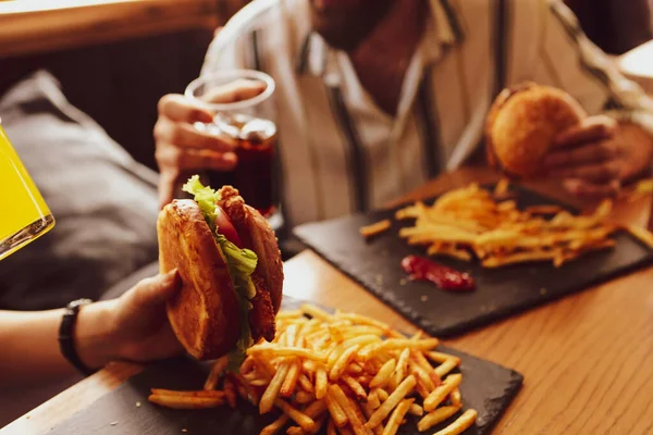 Hamburguesa Casera Con Verduras Frescas — Foto de Stock